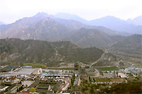 Вид с китайской стены на город у подножья горы. Гоный ландшафт - вид с китайской стены