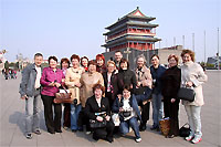 Мавзолей Маодзедуна. Группа дистрибьюторов ХуаШен на площади возле мавзолея.