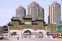 Фотографии на улицах Пекина. Рядом с рынком Ябалу. Улица и сочетание старой архитектуры с новой