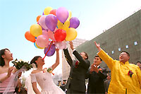 Обычаи и традиции китайской свадьбы. Замочки на счастье. Фотографии со свадьбы в Китае.