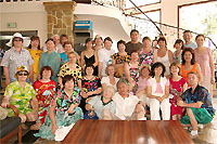 Групповая фотография в отеле, нашей дружной ХуаШеновской тусовки. Гавайские рубашки отдыхают.