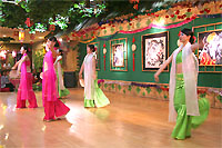 Китайские народные танцы для гостей ресторана, в городе национальных меньшинст, Ли, Мяо. Выступление