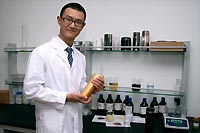 Лаборатория материаловедения в офисе корпорации ХуаШен. Тестирование новых стаканов с нанокерамическим вкладышем