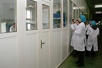 Дистрибьюторы ХуаШен имеют возможность наблюдать за работой лаборантов. Лаборатория качества готовой продукции на сырьевой базе ХуаШен