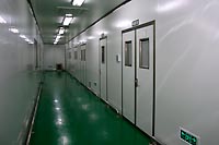 В санитарной зоне поддерживается абсолютная чистота, а в производственных герметичных комнатах - точная температура и давление.