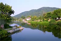 Парковая зона Наньшаньского парка, расположенного на остове Хайнань. Центр Буддизма. Вид на озеро.