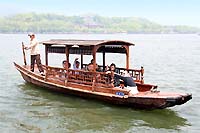 Джонка — традиционное китайское парусное судно для плавания по рекам и вблизи морского побережья. До сих пор широко используется в водах Юго-Восточной Азии.
