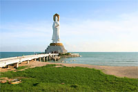Статуя Богини Милосердия Гуаньинь в парке Наньшань в Санья. Высота статуи 108 метров. Скачать заставки в буддийском стиле. Красивые виды на море на рабочий стол