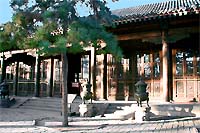 Главный зал Императорского дворца – Зал Простоты и Искренности. Был построен в 1711 году и переделан в 1754 году при Цяньлуне. Из ценного дерева наньму. Чэндэ.