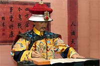Цинский император Цяньлун (1735-1795 гг.), внук Канси. Продолжил строительство Летнего горного курорта в Чэндэ. Построил 10 из 12 храмов в Чендэ