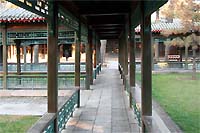 Чэндэ - Летний горный курорт. Chengde - Summer Mountain Resort. деревянные колонны, низкие фундаменты, крыши из серой черепицы, здания без украшений и резьбы.