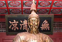 Император Канси (1661-1722 гг.) правления. Основатель Летнего горного курорта. Бронзовый монумент в одном из павильонов в Летней резиденции в Чэндэ. CHENGDE