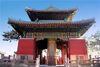 Каменная стела в Храме Пунин. Puning Temple in Chengde. Каменная колонна.
