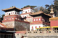 Храмы имеют три стиля постройки: китайский, тибетский и смешанный китайско-тибетский.