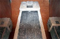 Три стелы в Храме Потала. Каменные колонны, на каждой стороне которых на одном из четырех языках сделаны надписи.