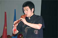 Выступление простого китайского парня. Китайские народные инструменты и кунг-фу. Игра на инструменте