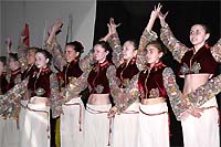 Дружна за руки взялись и приветствовали гостей компании ХуаШен на юбилее танцевальный коллектив.