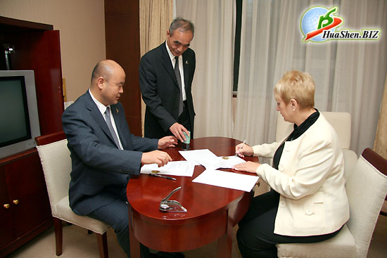 Li Wei and Maya Trofimovich ��������� ������� ����� ����������� HuaShen � ��������� HuaShen America. ���������� ��������� ���������� ������ � ��������