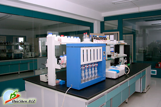 Лаборатория контроля качества продукции, на производстве ХуаШен по изготовлению порошковых препаратов из натурального растительного сырья.