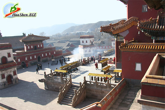        ().      - . Holl of Puning Temple in Chengde. Big Wood bodhisattva GuanIn in Chengde